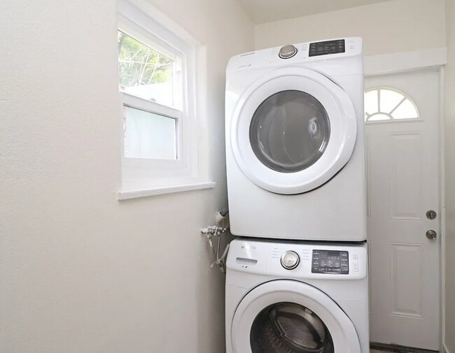 Building Photo - COMING SOON - 1-Bedroom Apartment with In-...