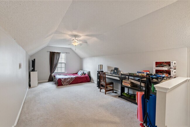 Building Photo - Corner lot 3 bed 2.5 bath with large fenced yard in Grove Park!