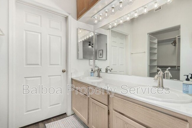 Building Photo - 220 N 22nd Pl
