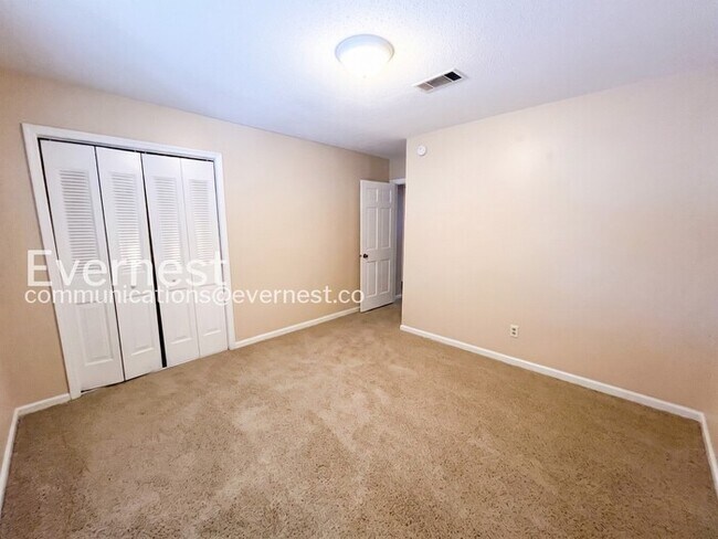 Building Photo - 2 Bed/1.5 Bath Townhome with Off-Street Parking / Pet-Friendly / Coming Soon!