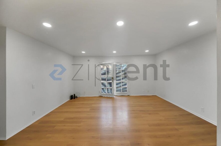 Building Photo - 265 Hollywood Blvd