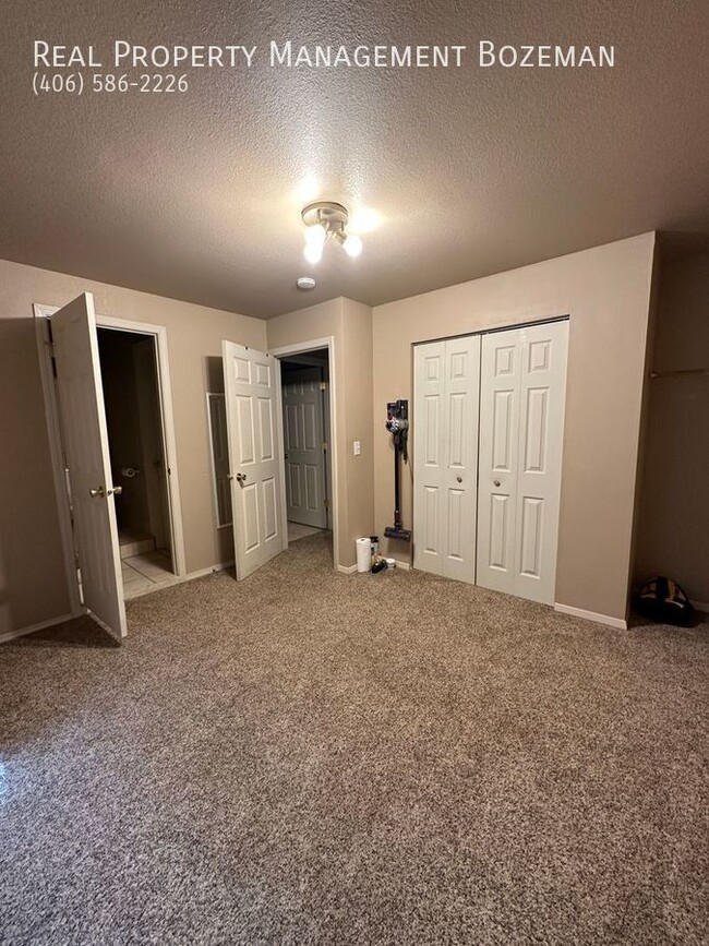 Building Photo - 128 S 15th-Apartment 14