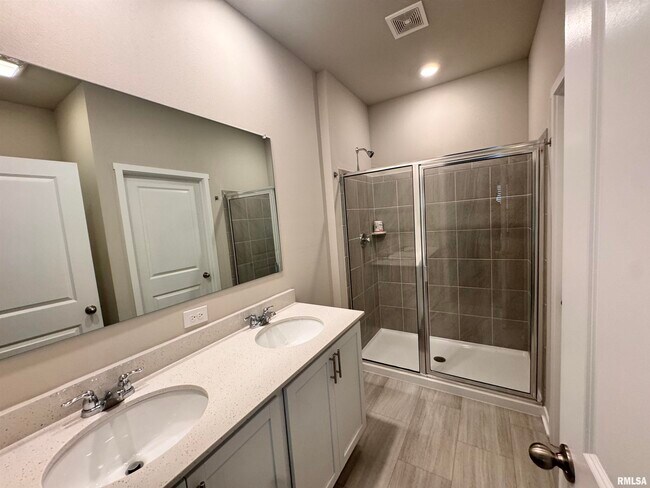 Building Photo - 709 E Bear Dr