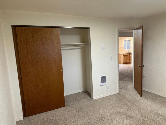 Building Photo - Beautifully updated 2 bed/1bath duplex in ...