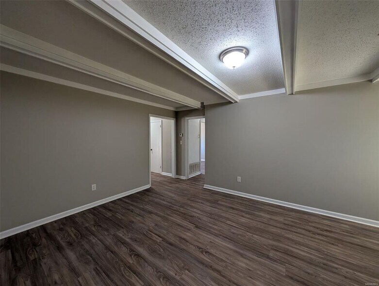 Building Photo - 2125 Edinburgh Dr