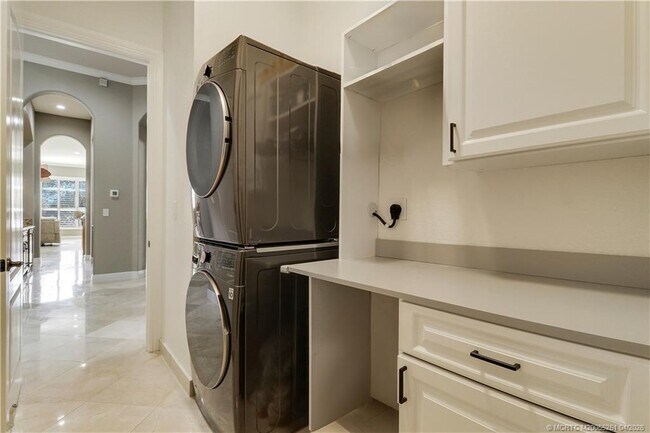 Building Photo - 5628 SW Gray Fox Dr