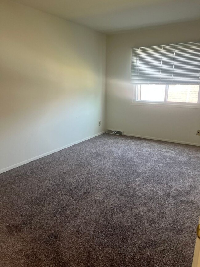 Building Photo - 3 Bedroom 2 1/2 Bath Townhome