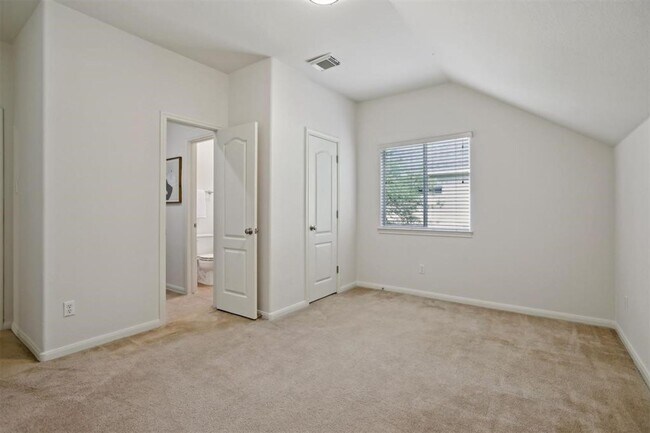 Building Photo - Red Oaks Subdivision / 5 bedrooms, 4 bathr...