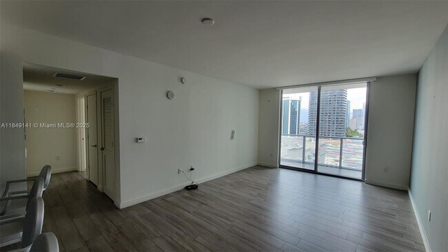 Building Photo - 1100S S Miami Ave