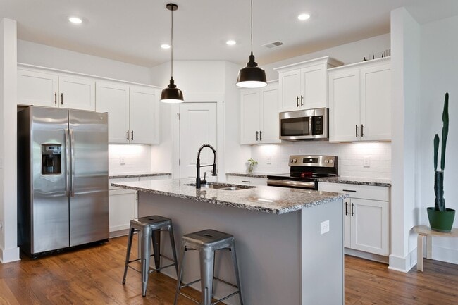 Building Photo - Franklin Townhome For Lease