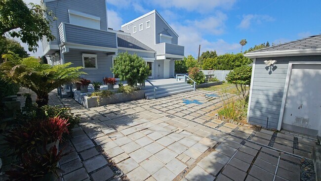 Building Photo - 6600 W 83rd St