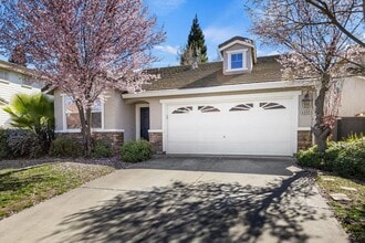 Building Photo - Gorgeous 3 Bedroom In Desired Natomas Park...