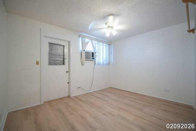 Building Photo - Prime Town Location – 1 Bed, 1 Bath Walk-Up - Corner Unit
