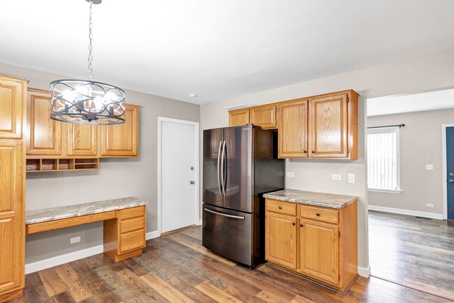 Building Photo - 939 Shorewood Dr