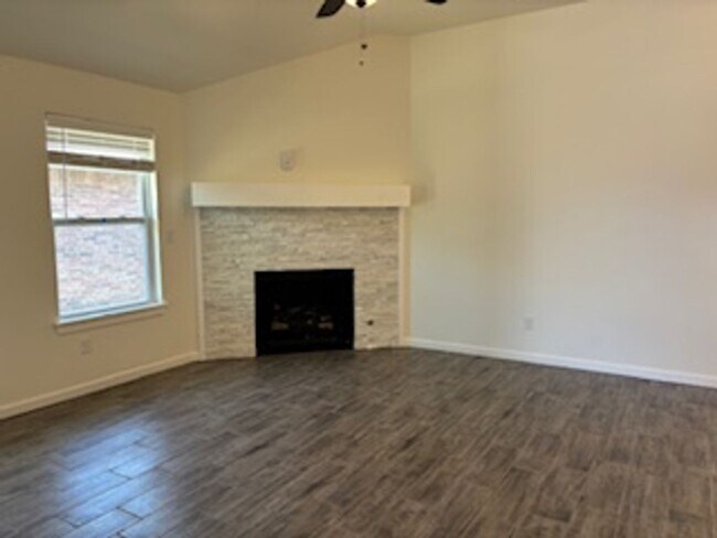 Building Photo - New Home! 1st month free!