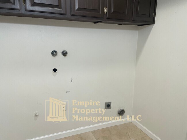 Building Photo - 2022 Floral Hill Dr