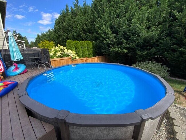 Building Photo - Puyallup Valley 4bdr 2.5bath w/ a POOL