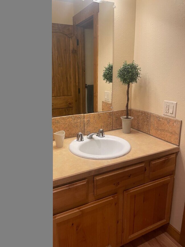 Building Photo - Move in special! Washer dryer in unit! Amazing views! Updated! Pets negotiable!