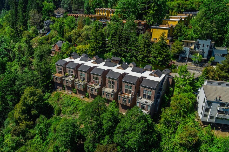 Building Photo - 852 SW Broadway Dr