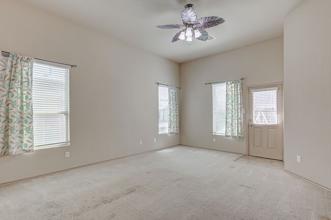 Building Photo - Ready to move in!