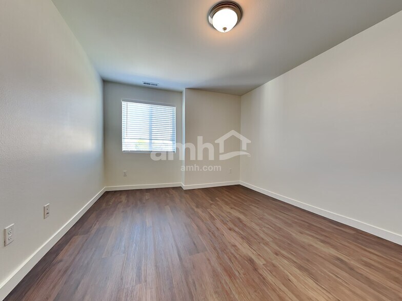 Building Photo - 16615 Greenleaf Ave SE