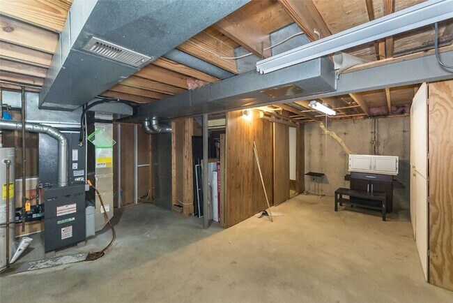 Building Photo - 2285 Hill House Rd