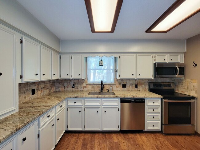 Building Photo - 10282 Valley Dr S