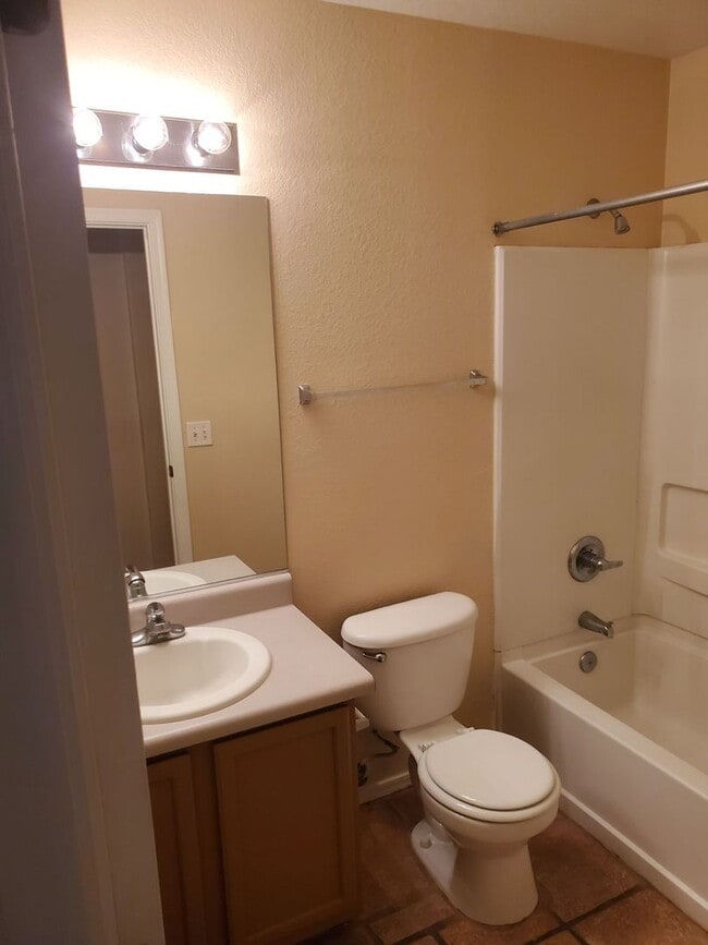 Building Photo - 3 Bedroom - 2 Bath - 1300 Sq. Ft. Home - Tucson