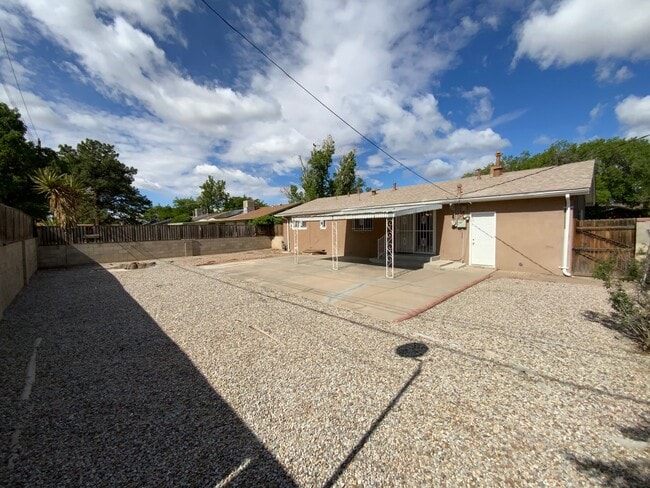 Building Photo - 3 Bedroom Single Story Home Available Near...
