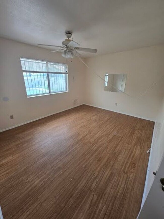 Building Photo - Spacious 4bd/2ba Featuring Central A/C and Large Private Yard