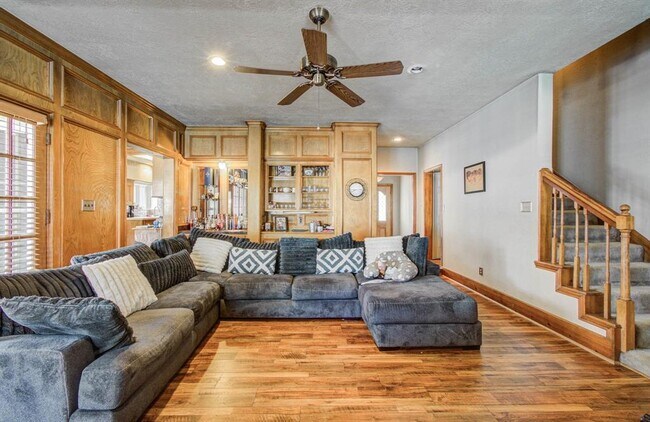 Building Photo - 18307 Forest Elms Dr