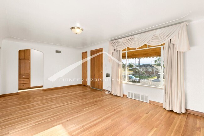 Building Photo - Spacious Duplex with Central AC and Washer...