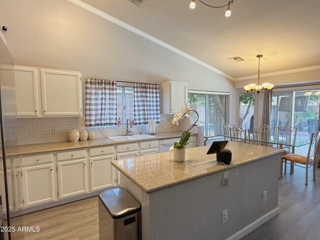 Building Photo - 8403 W Dreyfus Dr