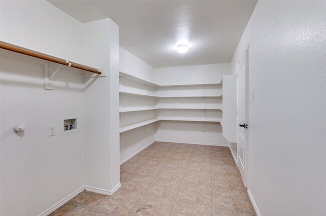 Building Photo - 8620 Star Thistle Dr