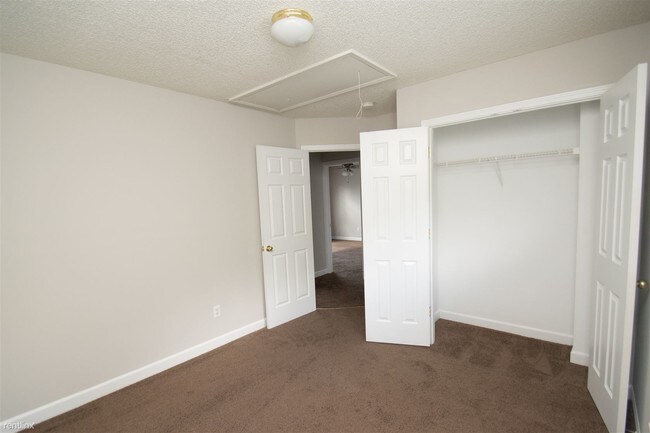 Building Photo - 3 br, 2.5 bath House - 2022 Sunset Village Dr