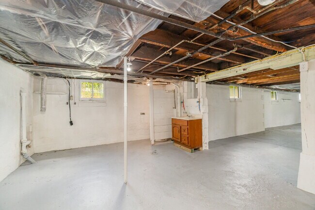 Building Photo - Spacious 3 bedroom home close to Downtown ...