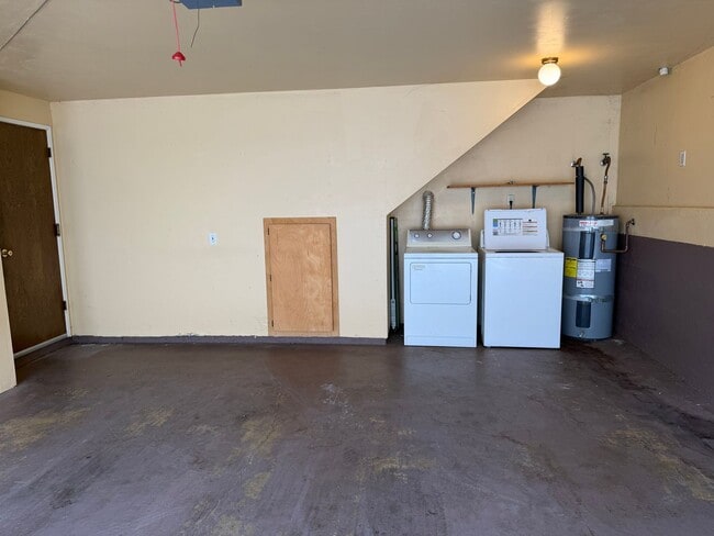 Building Photo - 1670 Sqft. 3 Bedroom, 2 Bath Gated Townhome for Rent in Citrus Heights.