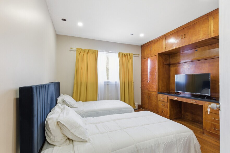 Building Photo - 706 Metropolitan Ave