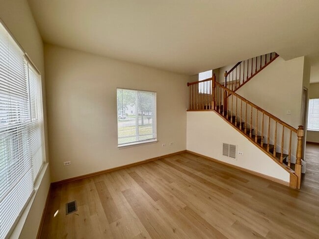 Building Photo - Newly Updated 3 Bedroom 2.5 Baths. One Car...