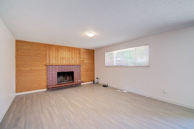 Building Photo - 4Bd/2Ba Kent Home