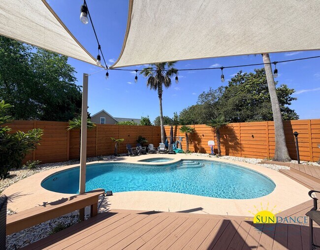 Building Photo - Stunning 5 Bedroom Home in Mary Esther with Beach Access, Pool and Solar Panels!