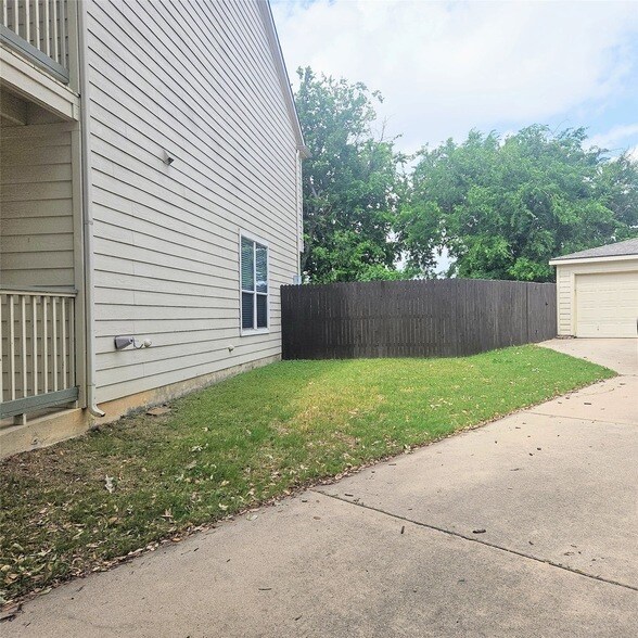 Building Photo - 10741 Traymore Dr