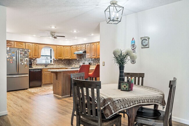 Building Photo - Spacious rental in desirable neighborhood ...