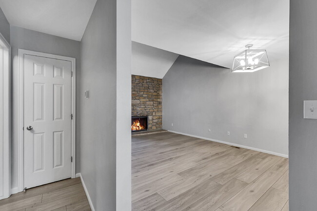 Building Photo - $3,000 - 3 Bed, 2.5 Bath Townhome with Fin...