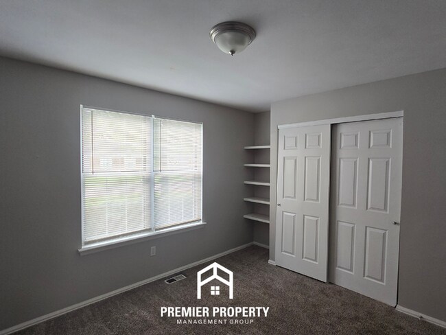 Building Photo - Stunning 3BR/2BA Florissant Home with Fireplace, 2-Car Garage & Fenced Yard!