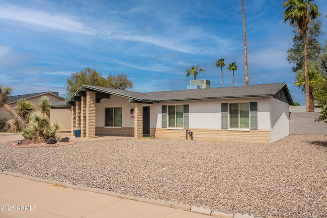 Building Photo - 3422 E Altadena Ave