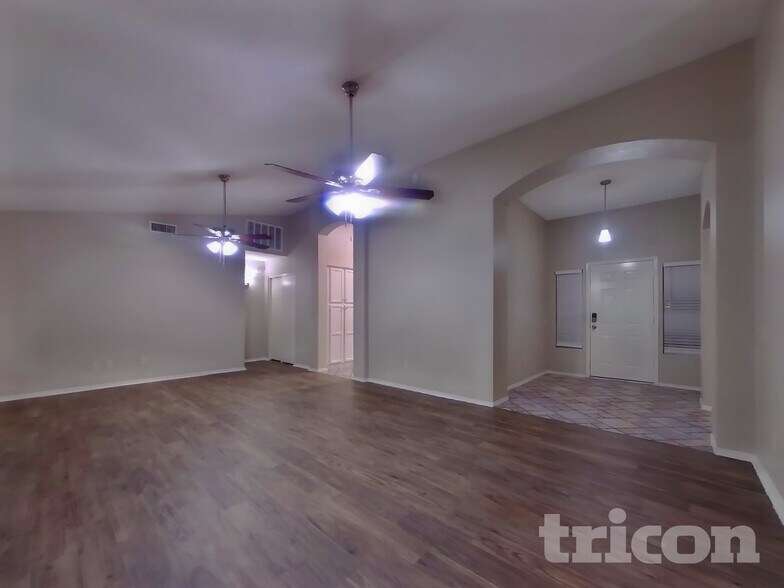 Building Photo - 8621 W Willow Ave