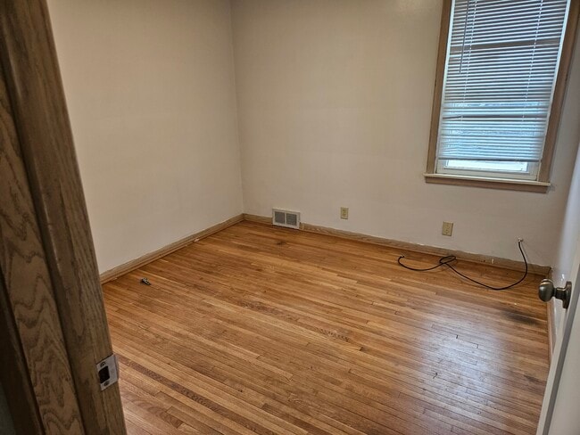 Building Photo - 5010 N Sheridan Ave