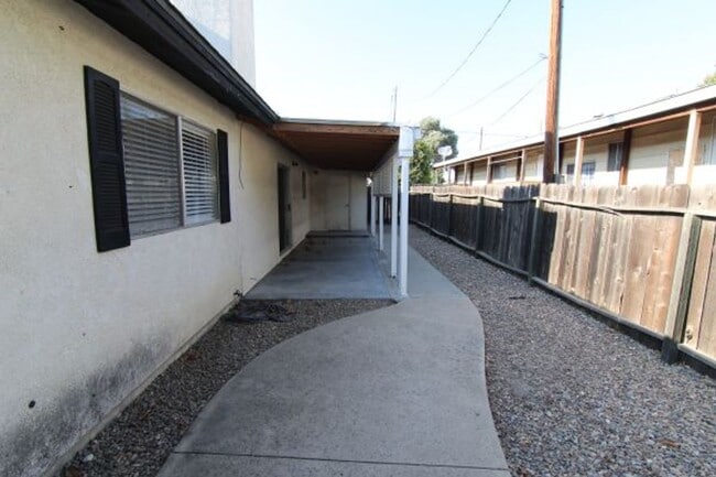 Building Photo - 3 Bedroom, 2 Bath, 2 car garage