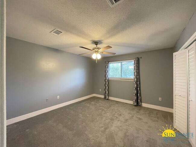 Building Photo - Lovely 2 Story end unit Townhouse in Fort Walton!